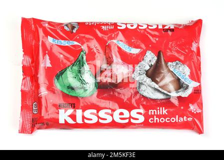 IRIVNE, CALIFORNIA - 23 DEC 2022: Una borsa di Kisses al cioccolato al latte Hershey confezionata nei colori natalizi. Foto Stock