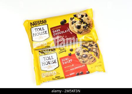 IRIVNE, CALIFORNIA - 23 DEC 2022: Due sacchetti di bocconcini di Nestle Toll House, semi-dolce e cioccolato fondente. Foto Stock