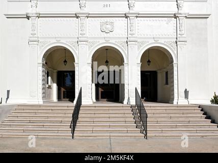 FULLERTON, CALIFORNIA - 21 DEC 2022: Ingresso e scale all'Auditorium della Fullerton Union High School. Foto Stock
