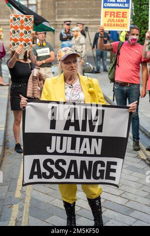 Dame Vivienne Westwood muore età 81 foto al di fuori del Bailey Old in una gabbia di sostegno Julian Assange 21st luglio 2020 Foto Stock