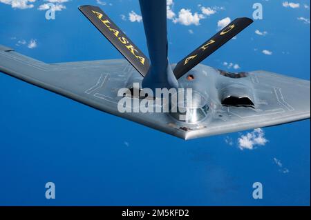 A B-2 Spirit della Whiteman Air Force base, Missouri, si prepara a condurre operazioni di rifornimento aereo con un KC-135 Stratotanker della Alaska Air National Guard, durante una missione di addestramento nella regione di Indo-Pacific, il 23 marzo 2022. Una volta nello spazio aereo australiano, gli equipaggi B-2 della Bomb Wing 509th si sono Uniti alla petroliera prima di integrarsi con otto aerei da combattimento: Due RAAF F-35A Lightning IIS, due Royal Australian Air Force EA-18 Growlers, due RAAF Super Hornets e due U.S. Air Force F-16C aggressori - per condurre operazioni di addestramento. Foto Stock