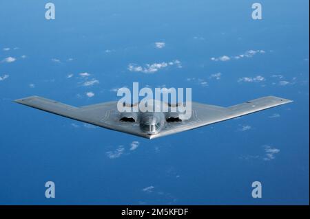 A B-2 Spirit della base dell'aeronautica di Whiteman, Missouri, vola a fianco di un KC-135 Stratotanker della Guardia nazionale aerea dell'Alaska durante una missione di addestramento con la Royal Australian Air Force nella regione dell'Indo-Pacifico, il 23 marzo 2022. Foto Stock