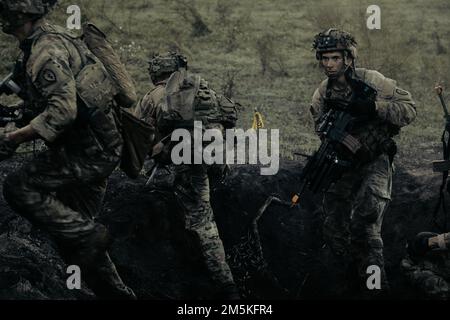 STATI UNITI Soldati dell'esercito assegnati alla Compagnia D, 2nd battaglione, 27th Regimento della Fanteria, 3rd Brigata, 25th Divisione della Fanteria, Eseguire da un obiettivo all'altro durante un'esercitazione combinata di fuoco vivo a sostegno di Salaknib presso la base aerea del colonnello Ernesto Rabina nelle Filippine, 22 marzo 2022. Circa 1.100 Stati Uniti I soldati dell'esercito del Pacifico partecipano a Salaknib insieme ai loro omologhi filippini per migliorare l'interoperabilità e rafforzare la nostra partnership in tutto l'Indo-Pacifico. (STATI UNITI Foto dell'esercito di SPC Joshua Oller/28th distaccamento degli affari pubblici) Foto Stock