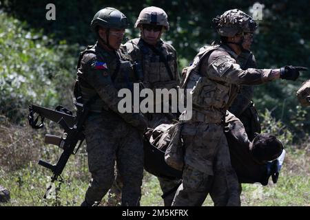 STATI UNITI Medici di combattimento dell'esercito assegnati alla Compagnia D, 2nd battaglione, 27th reggimento di fanteria, 3rd Brigata, 25th Divisione di Fanteria e medici di combattimento dell'esercito filippino assegnati alla squadra di combattimento della Brigata 1st evacuano un incidente simulato durante un'esercitazione combinata di fuoco vivo a sostegno di Salaknib al Colonnello Ernesto Rabina Air base nelle Filippine, 22 marzo 2022. Circa 1.100 Stati Uniti I soldati dell'esercito del Pacifico partecipano a Salaknib insieme ai loro omologhi filippini per migliorare l'interoperabilità e rafforzare la nostra partnership in tutto l'Indo-Pacifico. (STATI UNITI Foto dell'esercito di SPC Joshua Oller/28th Public Foto Stock