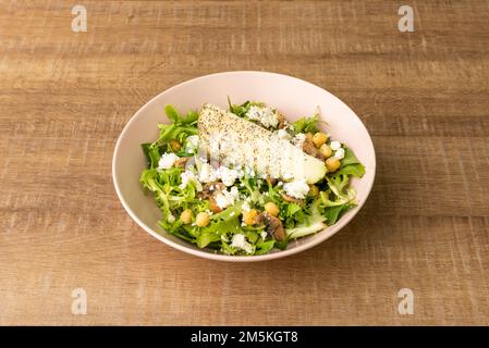 Una sana insalata di fagioli misti con ceci, formaggio greco e patate bollite Foto Stock