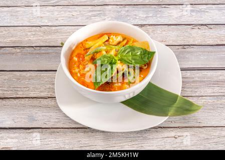 Il curry rosso è un curry molto popolare in cucina tailandese basato sull'uso di latte di cocco riscaldato con pasta di curry rosso e salsa di pesce Foto Stock