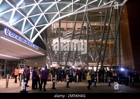 San Paolo, Brasile. 10th Dec, 2022. Gli appassionati del calcio brasiliano Pelé stand all'Albert Einstein Hospital. La leggenda brasiliana del calcio Pelé è morta all'età di 82 anni. Credit: Alan Morici/dpa/Alamy Live News Foto Stock