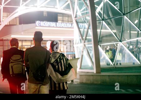 San Paolo, Brasile. 10th Dec, 2022. Gli appassionati del calcio brasiliano Pelé stand all'Albert Einstein Hospital. La leggenda brasiliana del calcio Pelé è morta all'età di 82 anni. Credit: Alan Morici/dpa/Alamy Live News Foto Stock