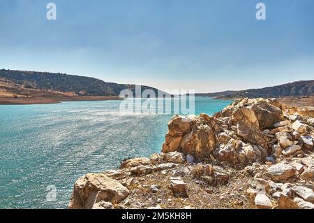 Una diga chiamata Asprokremmos in Cipro. Foto Stock