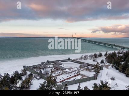 Vista aerea di Fort Michilimackinac e Mackinac Bridge Foto Stock