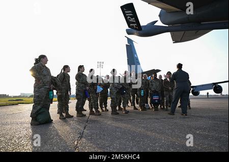 Gli equipaggi femminili assegnati allo Squadrone di rifornimento aereo 351st eseguono una sessione di domande e risposte con le donne Airmen assegnate alla 100th Air Refueling Wing prima di un volo di sole donne alla Royal Air Force Mildenhall, Inghilterra, 23 marzo 2022. Il 100th ARW fornisce il rifornimento aereo in tutti gli Stati Uniti Le forze aeree in Europa e le forze aeree in Africa teatro. Foto Stock