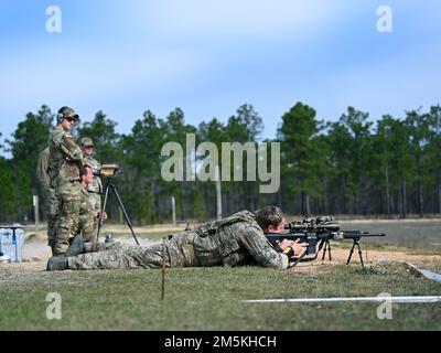 Un concorrente della United States Army Special Operations Command (USASOC) International Sniper Competition, impegna obiettivi a lunga distanza a Fort Bragg, North Carolina, 22 marzo 2022. Ventuno squadre hanno partecipato al concorso annuale USASOC International Sniper Competition 13th in cui istruttori dell'esercito degli Stati Uniti John F. Kennedy Special Warfare Center and School hanno progettato una serie di eventi che hanno messo in discussione la capacità del team di due persone di lavorare insieme con velocità e precisione, coinvolgendo al contempo obiettivi da più persone distanze in diversi tipi di ambienti. Foto Stock