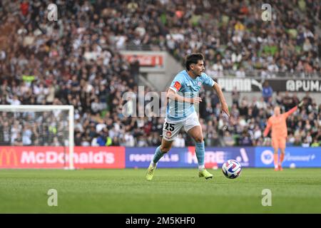 MELBOURNE, AUSTRALIA. 17 dicembre 2022. Melbourne City / Melbourne Victory. Il difensore della città Callum Talbot gioca la palla al Melbourne Derby. Foto Stock