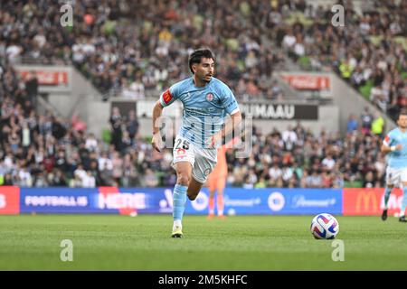 MELBOURNE, AUSTRALIA. 17 dicembre 2022. Melbourne City / Melbourne Victory. Il difensore della città Callum Talbot gioca la palla al Melbourne Derby. Foto Stock