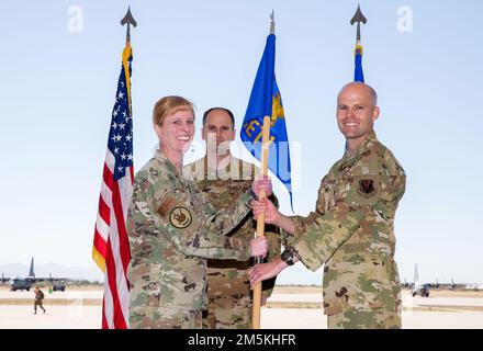 Kristen Thompson, comandante della 55th Wing, consegna la 55th Wing, distaccamento 1 guidon al maggiore David T. Brown, che assunse il comando del distaccamento il 22 marzo 2022 alla base aerea Davis-Monthan, Arizona. Questo nuovo distaccamento dell'iniziativa di formazione e ricerca in materia di guerra delle informazioni, un'unità subordinata dell'ala 55th della base aeronautica di Offutt, Nebraska, condurrà eventi di formazione e ricerca IW per affrontare la crescente importanza delle operazioni nell'ambiente dell'informazione e nello spettro elettromagnetico, come si riferiscono alla concorrenza strategica di potere. Foto Stock