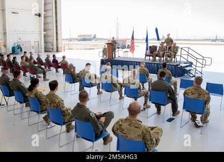 Kristen Thompson, comandante di 55th Wing, fornisce le osservazioni di apertura durante la cerimonia di attivazione del distacco di 55th Wing 1 presso la base aerea di Davis-Monthan 22 marzo 2022. Questo nuovo distaccamento dell'iniziativa di formazione e ricerca in materia di guerra delle informazioni, un'unità subordinata dell'ala 55th della base aeronautica di Offutt, Nebraska, condurrà eventi di formazione e ricerca IW per affrontare la crescente importanza delle operazioni nell'ambiente dell'informazione e nello spettro elettromagnetico, come si riferiscono alla concorrenza strategica di potere. Foto Stock