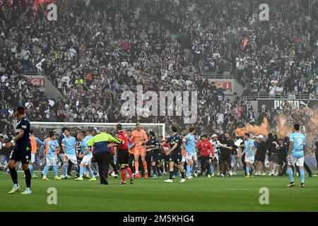 MELBOURNE, AUSTRALIA. 17 dicembre 2022. Melbourne City / Melbourne Victory. Il portiere della città di Melbourne, Thomas Glover, è affrettato dal campo dopo Foto Stock