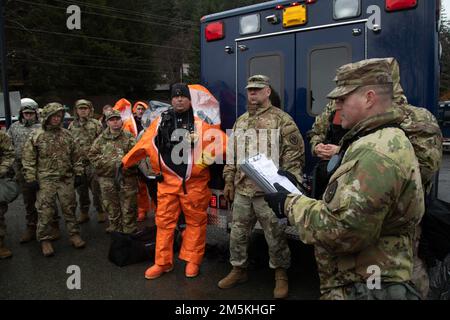 Il personale della Guardia Nazionale dell'Alaska Sgt. Jonathan Ramos, responsabile del team della sezione per il 103rd Civil Support Team, fornisce un breve esercizio prima delle operazioni a basso raggio durante Van Winkle 2022 a Juneau, Alaska, marzo 22. Van Winkle 2022 è un esercizio di risposta chimica, biologica, radiologica, nucleare ed esplosiva progettato per migliorare l'interoperabilità tra i soccorritori statali, federali e locali con scenari di addestramento complessi. I partecipanti all'esercitazione includevano unità CST della Guardia Nazionale dell'Alaska, della Guardia Nazionale del Montana, della Guardia Nazionale del Connecticut, della Guardia Nazionale del Mississippi e del Nord Caroli Foto Stock