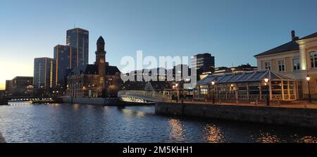 Canale e ponte nella città di Malmö Foto Stock