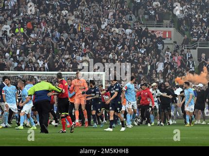 MELBOURNE, AUSTRALIA. 17 dicembre 2022. Melbourne City / Melbourne Victory. Il portiere della città di Melbourne, Thomas Glover, è affrettato dal campo dopo Foto Stock