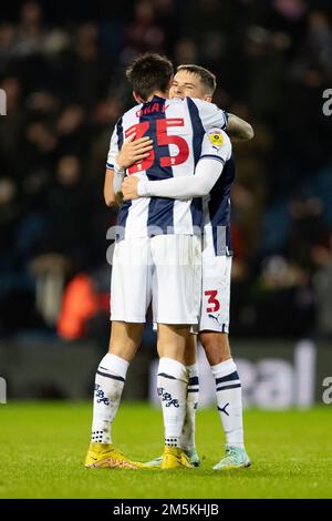 I giocatori di West Bromwich Albion«(35) e di West Bromwich Albion«(Conor Townsend) festeggiano dopo aver vinto la partita del campionato Sky Bet tra West Bromwich Albion e Preston North End presso l'Hawthorns, West Bromwich, giovedì 29th dicembre 2022. (Credit: Gustavo Pantano | MI News) Credit: MI News & Sport /Alamy Live News Foto Stock