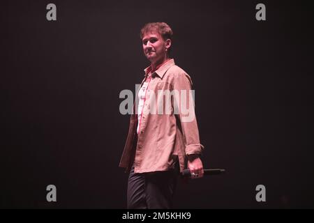Madrid, Spagna. 29th Dec, 2022. Il cantante Dani Fernandez si esibisce durante il primo concerto del suo tour presso il Wizink Center di Madrid. Credit: SOPA Images Limited/Alamy Live News Foto Stock