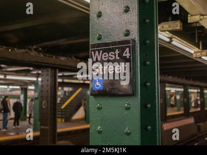 NEW YORK, N.Y. – 28 dicembre 2022: Una piattaforma West 4th Street è vista nella metropolitana di New York City. Foto Stock