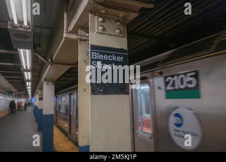 NEW YORK, N.Y. – 28 dicembre 2022: Una piattaforma Bleecker Street è vista nella metropolitana di New York City. Foto Stock