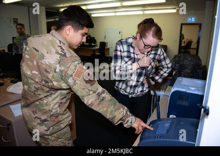 STATI UNITI Air Force Defenders from the 423rd Security Forces Squadron partecipa a un allenamento Wet Lab presso Royal Air Force Alconbury, Inghilterra, 22 marzo 2022. Gli airmen hanno condotto i test di sobrietà sui volontari, per identificare più meglio i marcatori di guida ubriaco o di guida sotto l'influenza. Foto Stock