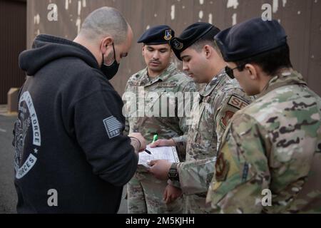 STATI UNITI Air Force Defenders from the 423rd Security Forces Squadron partecipa a un allenamento Wet Lab presso Royal Air Force Alconbury, Inghilterra, 22 marzo 2022. Gli airmen hanno condotto i test di sobrietà sui volontari, per identificare più meglio i marcatori di guida ubriaco o di guida sotto l'influenza. Foto Stock