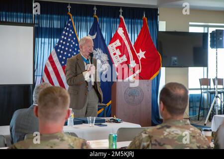 STATI UNITI Marine Corps Major Gen. (Pensionato) James Livingston, vincitore della Medaglia d'onore, fu un oratore principale durante gli Stati Uniti Il recente programma di sviluppo della leadership militare della Divisione del Sud Atlantico del corpo degli ingegneri dell'esercito. Charleston District ha ospitato l'evento. Foto Stock