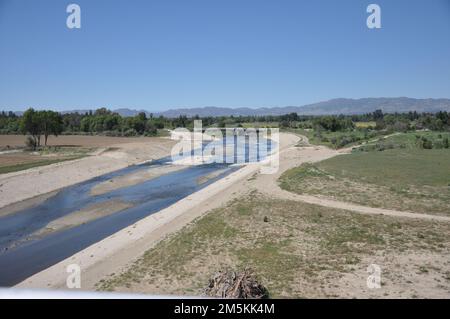 Il fiume Los Angeles e il bacino di Sepulveda, visto dalla cima della diga di Sepulveda, marzo 22 a Van Nuys, California. La diga è stata sottoposta a un'ispezione idraulica della struttura in acciaio dal 22 al 23 marzo. (Foto di John Reese, Stati Uniti Corpo dell'esercito degli ingegneri del distretto di Los Angeles) Foto Stock