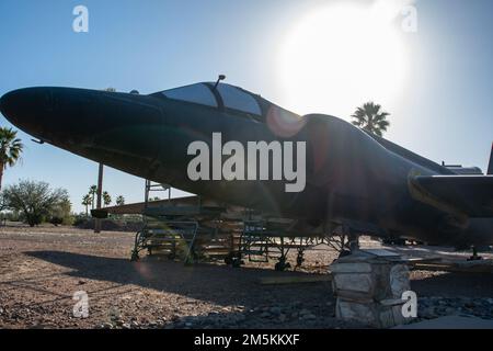 Una staticità di una Dragon Lady del U2 è in mostra all'Heritage Park sulla base dell'aeronautica militare Davis-Monthan, Arizona, 22 marzo 2022. Nel 1963 U2s sono stati assegnati alla 4028th Strategic Reconnaissance Weather Wing a DM, missioni globali volanti. Foto Stock