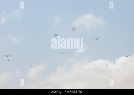 CAMP LEMONNIER, Gibuti (Mar. 23, 2022) forze della coalizione, tra cui la US Marine VMM-161(-)REIN e la French Armée de l'Air flyover Camp Lemonnier, Gibuti (CLDJ) come parte di un esercizio di formazione che comprende quattro US Marine Corps MV-22 Ospreys, due US KC-130J Super Hercules, E tre aerei da combattimento francesi Dassault Mirage 2000. CLDJ funge da base di spedizione per le forze militari statunitensi fornendo supporto a navi, aerei e personale che assicurano la sicurezza in tutta Europa, Africa e Sud-Ovest asiatico. La base consente operazioni marittime e di combattimento nel Corno d'Africa, promuovendo al contempo azioni positive Foto Stock