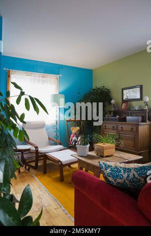 Comò e arredi e decorazioni antichi nella sala ufficio all'interno di un cottage di campagna in legno di casa. Foto Stock