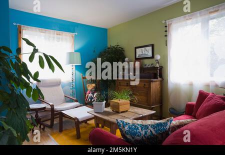 Comò e arredi e decorazioni antichi nella sala ufficio all'interno di un cottage di campagna in legno di casa. Foto Stock