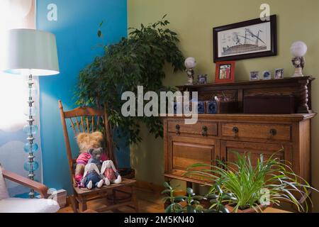 Comò e arredi e decorazioni antichi nella sala ufficio all'interno di un cottage di campagna in legno di casa. Foto Stock