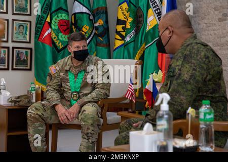 STATI UNITI Joseph A. Ryan, il generale comandante della Divisione di Fanteria 25th, si impegna in conversazione con il generale dell'Esercito Filippino Andrew D. Costello, 7th comandante della Divisione di Fanteria, durante Salaknib 2022, sul Forte Magsaysay, Nueva Ecija, Filippine, Marzo 23, 2022. Salaknib è un esercito filippino-guidato annuale, Stati Uniti L'Esercito Pacifico sponsorizzato esercizio bilaterale progettato per migliorare la capacità e l'interoperabilità dell'Esercito USA e Filippine attraverso lo spettro delle operazioni militari, rafforzando al contempo i legami tra le due nazioni partner di lunga data. Foto Stock