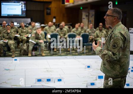 FORT HOOD, Tx. (22 marzo 2022) Joint Task Force Civil Support Commanding General Army Major Gen. Jeff Van dà le osservazioni di apertura durante la conferenza di primavera del comando sulla pianificazione della missione al Phantom Warrior Center a Fort Hood, Texas. L'evento si sta svolgendo per migliorare la comprensione della missione e l'interoperabilità tra i principali partner della missione JTF-CS. JTF-CS conduce la risposta CBRN e tutte le operazioni DSCA di tutti i rischi a sostegno della principale agenzia federale per salvare vite umane, mitigare la sofferenza umana e prevenire ulteriori lesioni. Foto Stock