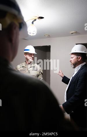 Il generale James C. McConville, Capo dello staff degli Stati Uniti Army, tour caserme in fase di ristrutturazione a Fort Stewart e Hunter Army Airfield, Georgia, 23 marzo 2022. McConville si è recata per discutere la sua filosofia di leadership e ricevere feedback da tutti gli echeloni di 3rd soldati ID sull'iniziativa "People First" per rafforzare la fiducia all'interno di team coesi di soldati altamente addestrati, disciplinati e in forma pronti a vincere in qualsiasi ambiente. I funzionari dell'esercito degli Stati Uniti e 3rd ID vogliono assicurarsi che i primi istinti dei soldati siano di prendersi cura l'uno dell'altro e portare qualsiasi problema ai loro leader, sapendo che i leader faranno la macchina Foto Stock