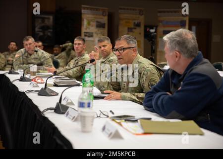 FORT HOOD, Tx. (22 marzo 2022) Joint Task Force Civil Support Commanding General Army Major Gen. Jeff Van parla come parte di un panel interagenzia durante la conferenza di primavera del comando sulla pianificazione della missione al Phantom Warrior Center a Fort Hood, Texas. L'evento si sta svolgendo per migliorare la comprensione della missione e l'interoperabilità tra i principali partner della missione JTF-CS. JTF-CS conduce la risposta CBRN e tutte le operazioni DSCA di tutti i rischi a sostegno della principale agenzia federale per salvare vite umane, mitigare la sofferenza umana e prevenire ulteriori lesioni. Foto Stock