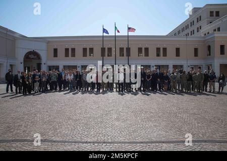 (Napoli, Italia) –– Scott Gray, comandante, Navy Region Europa, Africa, Centrale (EURAFCENT), Posa con marinai, civili e dipendenti nazionali locali dopo una cerimonia di premiazione a bordo dell'attività di supporto navale Napoli, 23 marzo 2023. Gray ha consegnato oltre 30 premi a marinai, dipendenti civili e nazionali locali di EURAFCENT durante una cerimonia di premiazione. La Navy Region EURAFCENT sovrintende nove installazioni in sette paesi, consentendo alle forze nazionali alleate e partner statunitensi di essere dove sono necessarie, quando sono necessarie, per garantire sicurezza e stabilità nell'Europa e nell'Africa Foto Stock