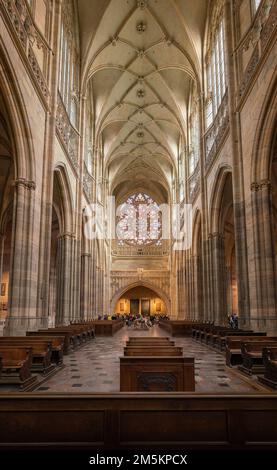 St Interno della Cattedrale di Vito con rosone al Castello di Praga - Praga, Repubblica Ceca Foto Stock