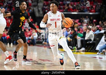 College Park, Maryland, Stati Uniti. 29th Dec, 2022. La guardia dei terrapini del Maryland Jahmir Young (1) sibila la palla durante la partita di basket NCAA tra gli UMBC Retrievers e i terrapini del Maryland all'Xfinity Center a College Park, MD. Reggie Hildred/CSM/Alamy Live News Foto Stock