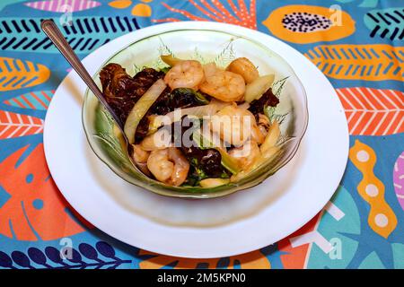 Tritare Suey di verdure fritte in padella con pollo e maiale. Gamberi e frutti di mare. Foto Stock