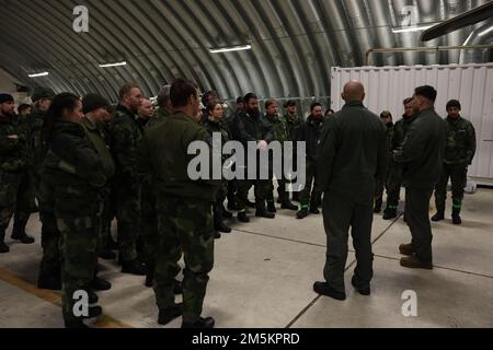 STATI UNITI Reilly Costello e il Capitano Zachary Duncavage parlano con i Royal Marines britannici delle capacità di una Venom UH-1Y durante l'esercizio Cold Response 2022, Bardufoss, Norvegia, 23 marzo 2022. Costello e Duncavage sono assegnati a Marine Light Attack Helicopter Squadron 269, 2D Marine Aircraft Wing, II Marine Expeditionary Force. Exercise Cold Response '22 è un esercizio biennale di preparazione e difesa nazionale norvegese che si svolge in tutta la Norvegia, con la partecipazione di ciascuno dei suoi servizi militari, nonché di 26 ulteriori N alleati della North Atlantic Treaty Organization Foto Stock