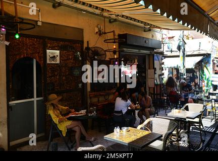 Il bar Yom Tov al mercato Carmel di Tel-Aviv, Israele. Foto Stock