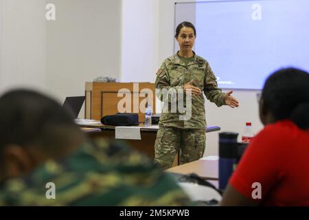 Il Major Kimberly Quinn, coordinatore del programma di partnership statale con la Guardia Nazionale dell'Esercito della Florida, conduce un periodo di istruzione durante un workshop di scambio di conoscenze a Georgetown, Guyana, 23 marzo 2022. I membri della guardia nazionale si sono Uniti al personale della Guyana Defense Force (GDF), che ha familiarizzato con gli aspetti relativi agli affari pubblici e alle relazioni con la comunità durante la discussione. Eventi come questi forniscono alle nazioni una piattaforma per costruire relazioni positive e preparare progetti futuri. Foto Stock