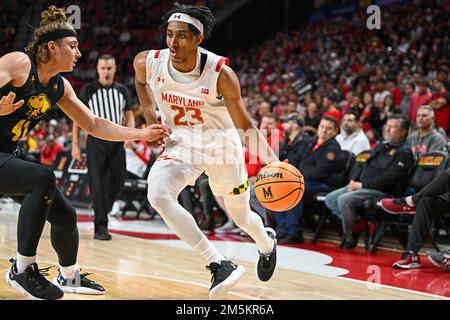 College Park, Maryland, Stati Uniti. 29th Dec, 2022. La guardia dei terrapini del Maryland Ian Martinez (23) sibila la palla durante la partita di basket NCAA tra gli UMBC Retrievers e i terrapini del Maryland all'Xfinity Center a College Park, MD. Reggie Hildred/CSM/Alamy Live News Foto Stock