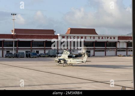 NEGLI STATI UNITI Corpo marino AH-1Z elicottero Viper con Marine Medium Tiltrotor Squadron 265 (Rein.), 31st unità spedizione Marina (MEU), si prepara al decollo durante le operazioni di volo presso l'Aeroporto Internazionale di Saipan, Saipan, 23 marzo 2022. Esercizio Noble Arashi fa parte della Nobile Serie di esercizi 31st dell'MEU che vengono utilizzati per convalidare o invalidare la Famiglia di concetti Navali, sviluppare tecniche e procedure per l'impiego di beni dell'MEU a sostegno della negazione del mare e della manovra della flotta, e informare il futuro progetto di forza e gli sforzi di sperimentazione. Il 31st MEU opera a bordo di navi americane Foto Stock